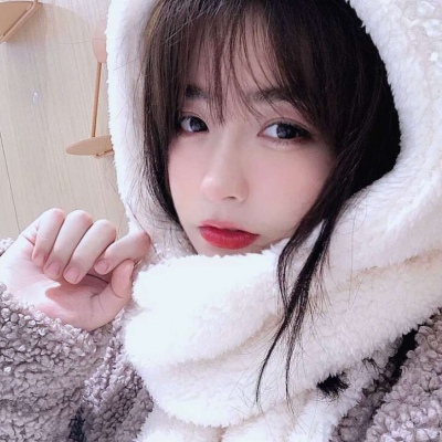 高清干净的冬天好看qq头像女生雨中漫步图片