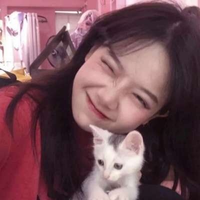 最新红色系半身露纹身女生头像女生图片