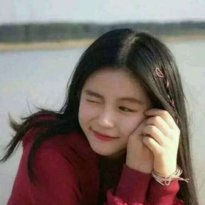 最新红色系半身露纹身女生头像女生图片