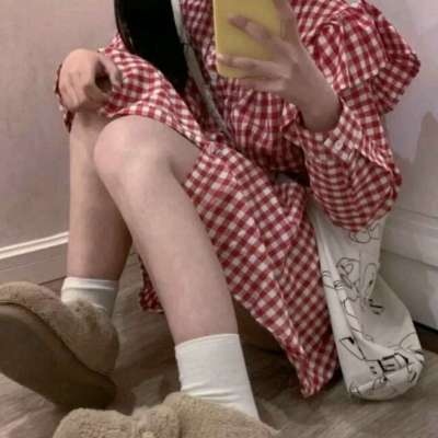 最新红色系半身露纹身女生头像女生图片