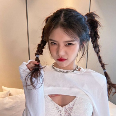 2021最新最火头像女生真人版有点丧图片