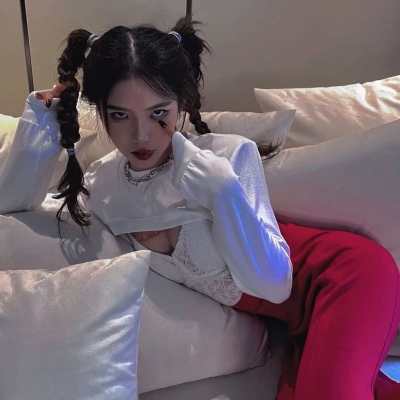2021最新最火头像女生真人版有点丧图片