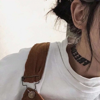2021年最火爆的头像qq头像女生坐凳子图片