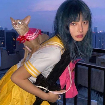 2021年最火爆的头像qq头像女生坐凳子图片