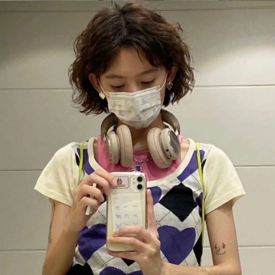2021年最火爆的头像qq头像女生坐凳子图片