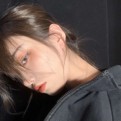 高清2021年左抬头女生头像图片