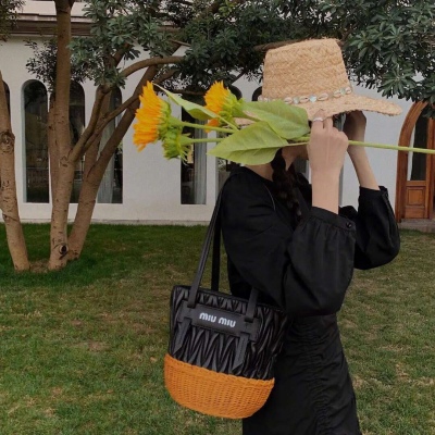 高清2021年左抬头女生头像图片