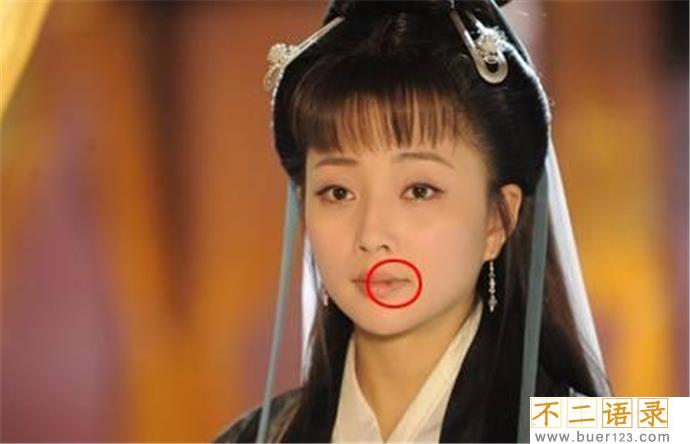 殷桃的嘴怎么总是破的 殷桃的嘴怎么回事图片