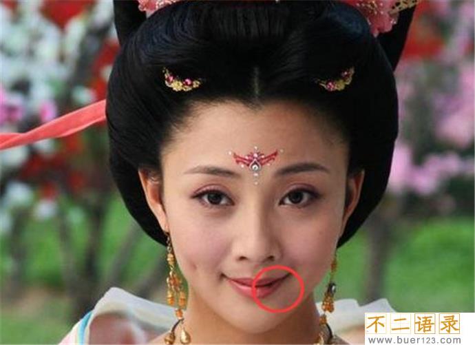 殷桃的嘴怎么总是破的 殷桃的嘴怎么回事图片