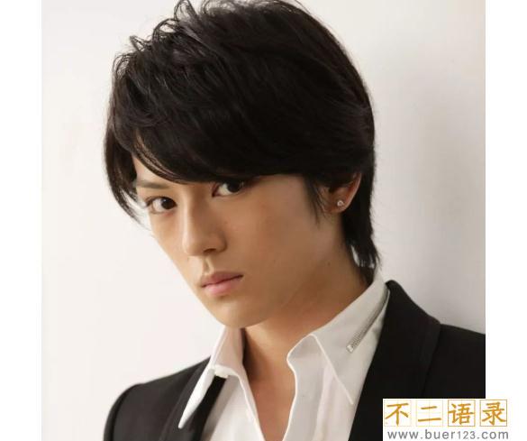  新田真剑佑的丑闻 被父亲朋友的妻子有了女儿图片
