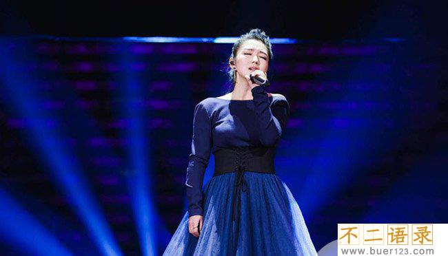  何洁金曲捞凸点 微博澄清真的穿内衣了图片