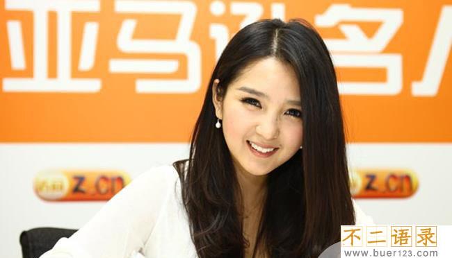  何洁金曲捞凸点 微博澄清真的穿内衣了图片