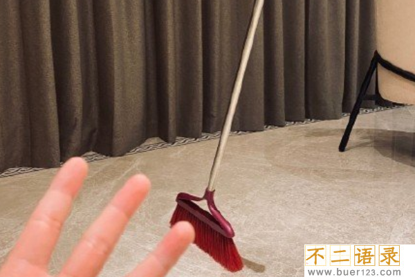 美国nasa立扫把挑战是真的吗?地心引力最小让扫把立起来是假的!图片