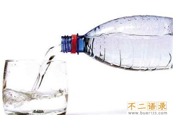 矿泉水开封后能放多久 在冰箱最多放两天（常温一天）图片