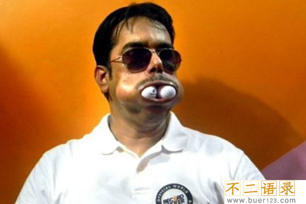 最新世界第一大嘴:一口气塞下138支铅笔(破世界纪录)图片