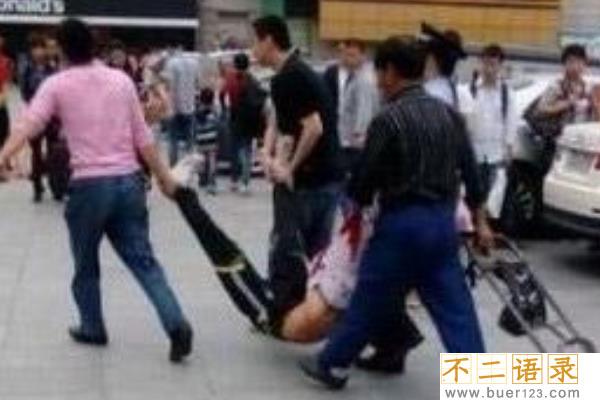 广州白云区网吧砍人案:两名嫌犯在网吧被盘查(砍伤民警)图片