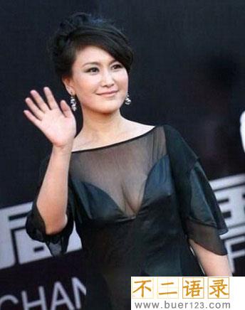 女星上衣掉落露乳瞬间 很多人都十分震惊图片