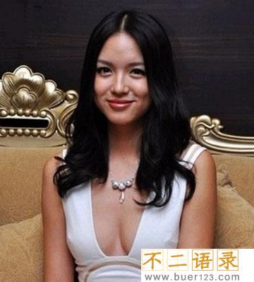 女星上衣掉落露乳瞬间 很多人都十分震惊图片