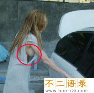 女星上衣掉落露乳瞬间 很多人都十分震惊图片