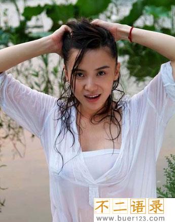 女星上衣掉落露乳瞬间 很多人都十分震惊图片