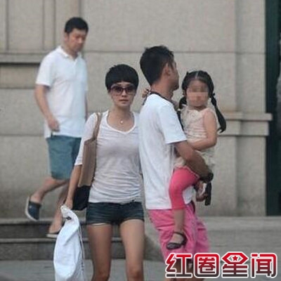 文章马伊琍共同接女儿放学 一家三口齐亮相
