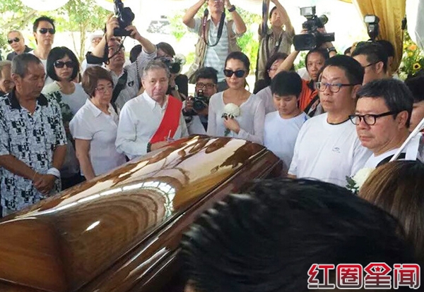 杨紫琼父亲杨建德出殡 法拉利总裁未婚夫戴孝送别图片