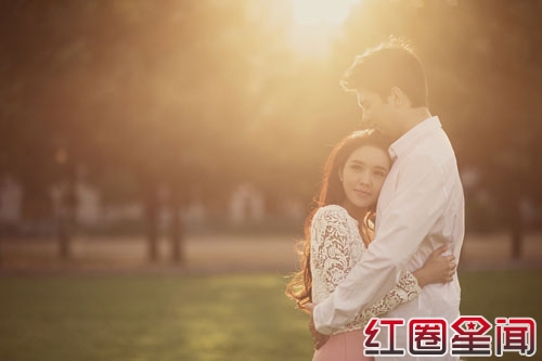 官恩娜微博宣布订婚揭个人资料 秀钻戒称从未这样幸福