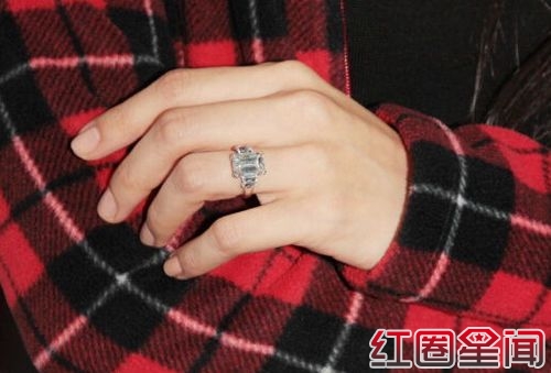 官恩娜微博宣布订婚揭个人资料 秀钻戒称从未这样幸福