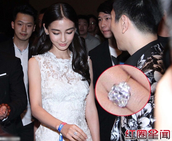 黄晓明与Angelababy牵手亮相 大秀鸽子蛋钻戒图片