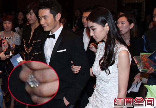 黄晓明与Angelababy牵手亮相 大秀鸽子蛋钻戒图片