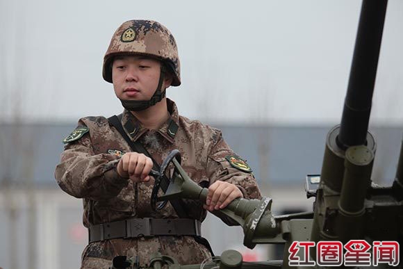 《真正男子汉》王宝强受伤真相曝光 摔下独木桥意外骨折图片