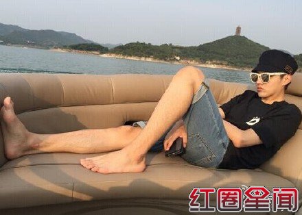吴亦凡整个沙发都是腿啥意思 你的腿可以横跨几个人图片