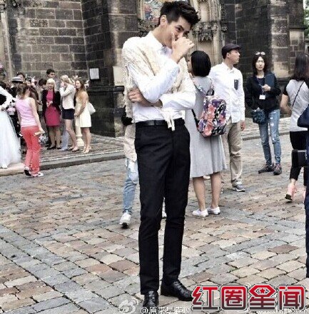 吴亦凡整个沙发都是腿啥意思 你的腿可以横跨几个人图片
