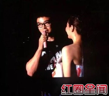 张靓颖台上向男友逼婚原因详情 张靓颖求婚尴尬镜头曝光