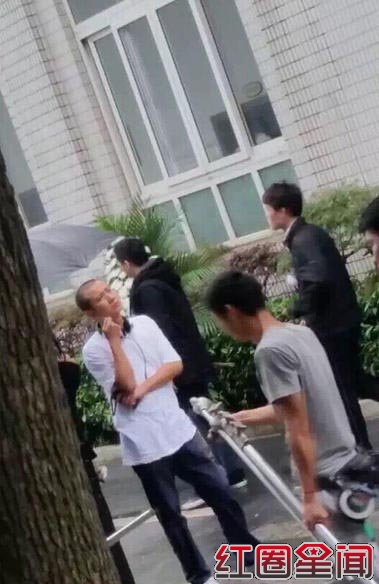 文章电影开机拍摄现场照片 陈赫小宋佳激情吻戏镜头曝光图片