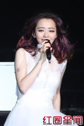 张靓颖摔下舞台是遭人陷害吗 张靓颖跟多少人恋爱过图片