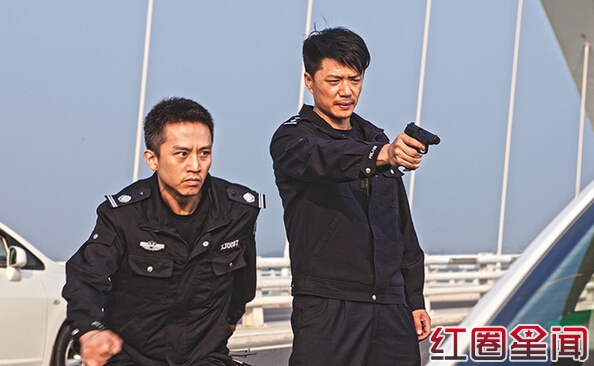 烈日灼心邓超段奕宏舌吻剧照 邓超段奕宏脱衣吻胸激情视频图片