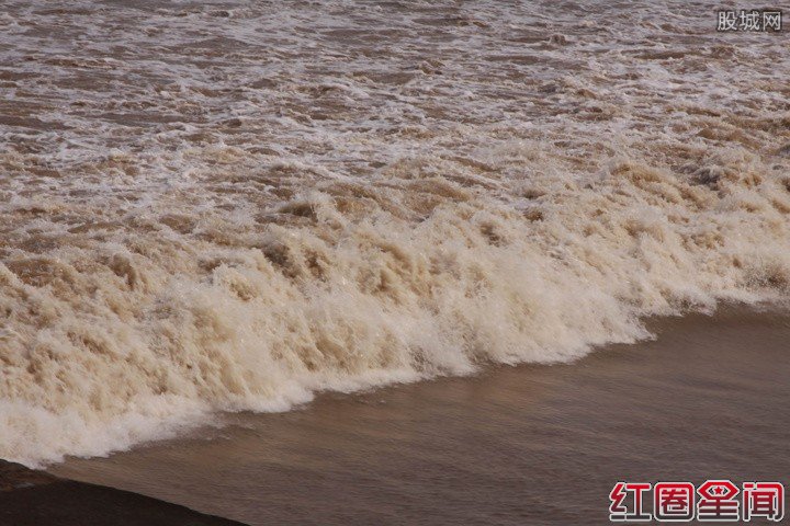 钱塘江大潮八名小伙捡鱼被卷走 钱塘江大潮形成原因是什么