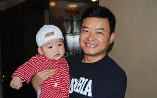 李佳明现在为什么不红了 李佳明在哪些节目当过主持人?_李佳明老婆和女儿图片