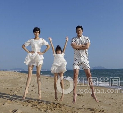 陆毅与两女儿合影 陆毅鲍蕾女儿生活照图片