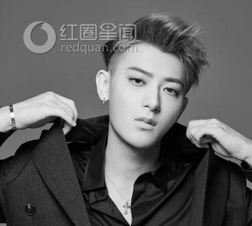 黄子韬置身警车遭到警告 黄子韬家境被爆图片