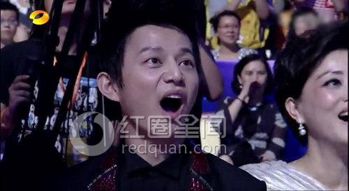 央视主持人高跟鞋意外甩出 盘点舞台尴尬瞬间图片