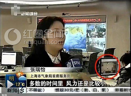 央视主持人高跟鞋意外甩出 盘点舞台尴尬瞬间图片