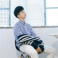 慵懒阳光亲近人动漫男生头像图片