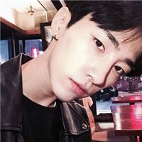 阳光系帅气男生短发中分头像欧美图片