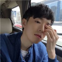 阳光系帅气男生短发中分头像欧美图片