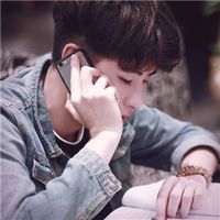 阳光系帅气男生短发中分头像欧美图片