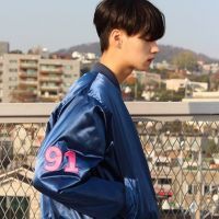 阳光系帅气男生短发中分头像欧美图片
