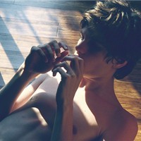 最新欧美帅气一个打着伞的男生古风头像图片