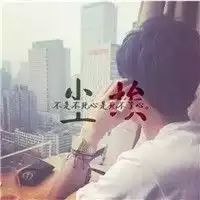 最新版男生蹲着给自己系鞋带的头像图片
